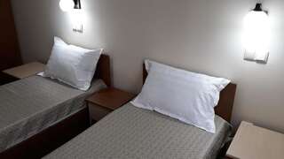 Отель Teju Hotels Слэник Двухместный номер с 2 отдельными кроватями-1